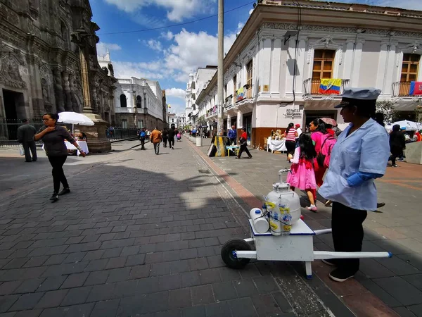 Quito, Ekvador, 29 Eylül 2019: Quito, Ekvador 'un tarihi merkezinde geleneksel dondurma satıcısı. Unesco tarafından ilan edildi. — Stok fotoğraf