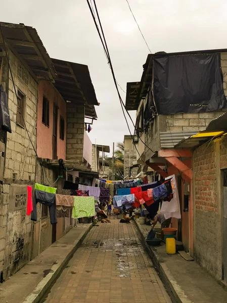 Sua, Equador, 03 de outubro de 2019: Ruas de favelas na cidade de Sua, no Equador. Roupas penduradas na rua Thre — Fotografia de Stock