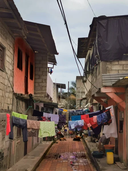 Sua, Ekvádor, 03. října 2019: Slums street in the town of Sua beach in Ecuador. Oblečení visí na ulici — Stock fotografie