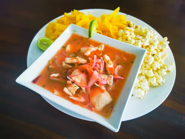 Alimentación de Ecuador: ceviche de pescado, pescado crudo. con palomitas de maíz y llano . —  Fotos de Stock
