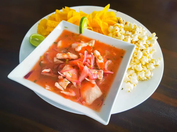 Ecuador food: fish ceviche, raw fish. with popcorn and plaintain. — Stock Photo, Image
