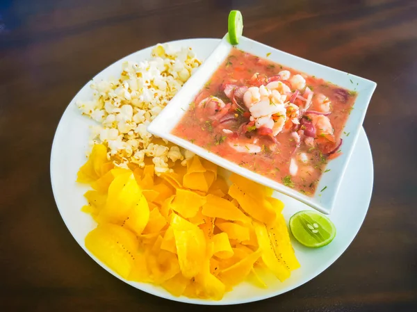 Equador comida: ceviche de peixe, peixe cru. com pipoca e plaintain . — Fotografia de Stock