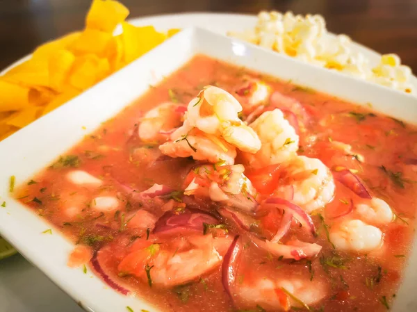 Equador comida: ceviche camarão, peixe cru. com pipoca e plaintain . — Fotografia de Stock