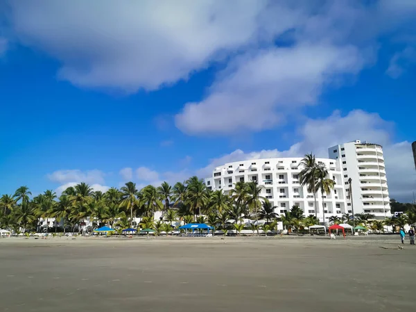 Casa Blanca, Mismo Ecuador hermoso complejo en la playa, carpa roja —  Fotos de Stock