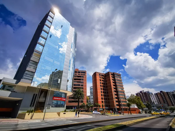 Городской вид на современную зону Кито, здания в столице Эквадора, Южная Америка . — стоковое фото