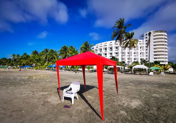 Casa Blanca, Ugyanaz Ecuador gyönyörű üdülőhely a strandon, piros sátor — Stock Fotó