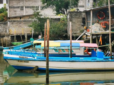 Sua, Ekvador, Ekim 03, 2019: Ekvador 'un Sua sahilindeki balıkçı tekneleri. 