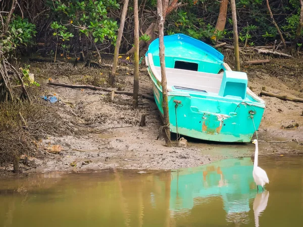 Sua, Ecuador, 03 oktober 2019: Vissersboten in de rivier de stad Sua strand in Ecuador. — Stockfoto