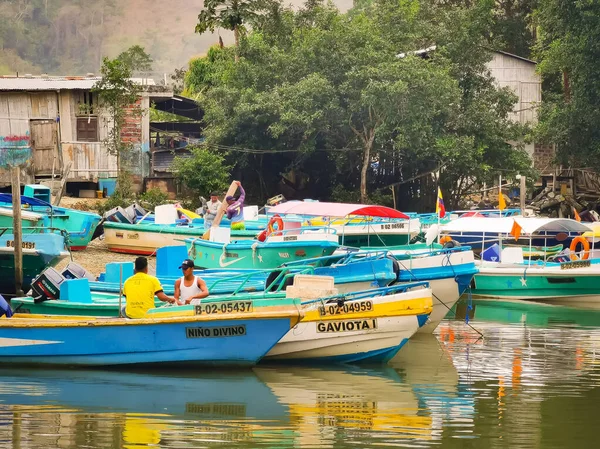 Sua, Ecuador, 03 de octubre de 2019: Barcos de pesca en el río de la ciudad de Sua playa en Ecuador . — Foto de Stock