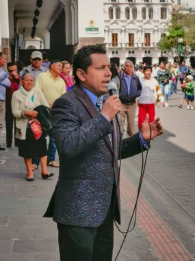 Quito, Ekvador, 29 Eylül 2019: Quito, Ekvador 'un tarihi merkezinde yerel şarkıcı. Unesco tarafından ilan edildi.