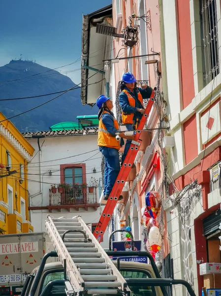 Quito, ÉQUATEUR - 02 octobre 2019 : Des électriciens montent sur des poteaux électriques pour installer et réparer des lignes électriques — Photo