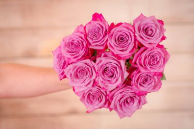 Bir buket Moody Blues gül taşıyan kadınlar, stüdyo çekimi..