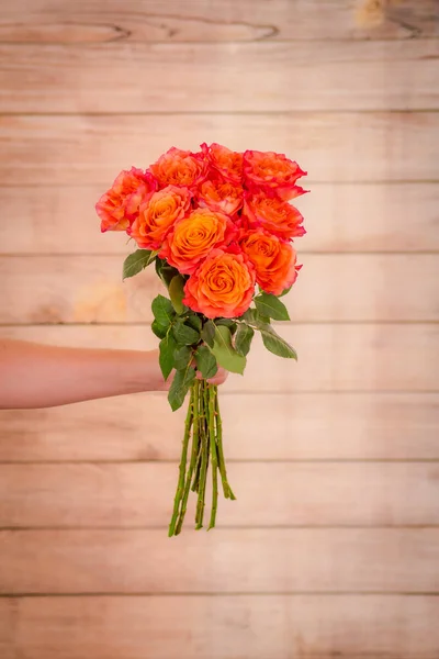 Donne mano in possesso di un mazzo di rose Free Spirit varietà, girato in studio . — Foto Stock