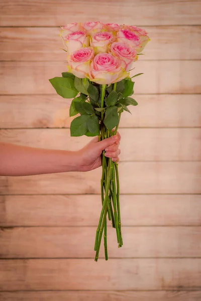 Жінки тримають букет з різноманітних троянд Есперанса, студійний знімок . — стокове фото