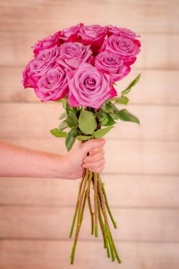 Bir buket Moody Blues gül taşıyan kadınlar, stüdyo çekimi..