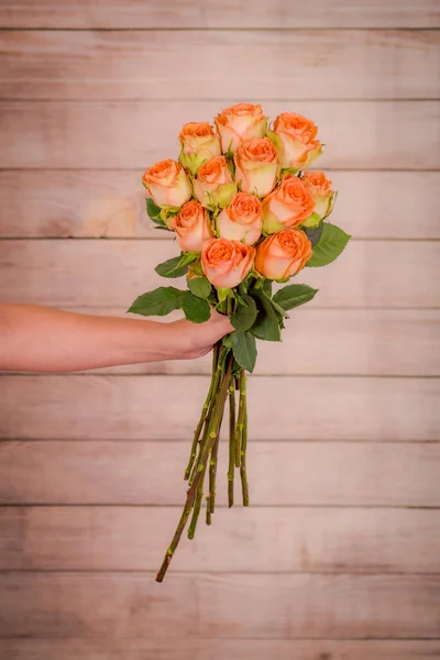 Donne mano tenendo un mazzo di varietà di rose Country Home, girato in studio . — Foto Stock