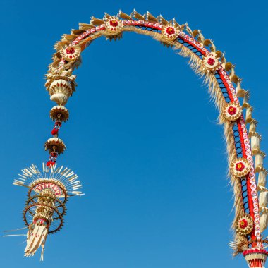 Galungan kutlama için Penjor kutup, Bali Adası, Endonezya.