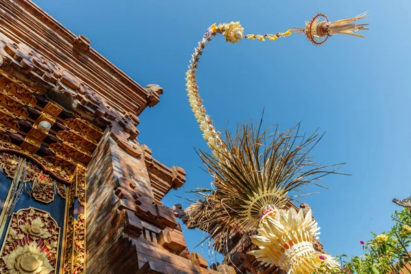 Bali Hindu tapınağı yakınlarındaki Penjor direği, Galungan kutlamaları, Bali Adası, Endonezya. 