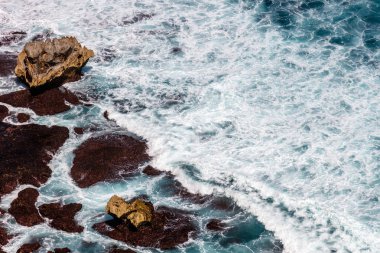 Pasifik Okyanusu dalgaları. Uluwatu, Bali, Endonezya. Arka plan.