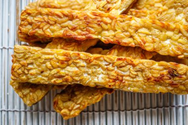 Kızarmış Tempe, Endonezya soya ürün parçaları. Üstten görünüm. Yakın çekim. 