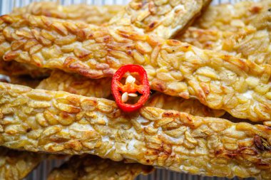 Fried Tempe ile dekore edilmiş soğuk dilimlenmiş. Üstten görünüm. Yakın çekim.