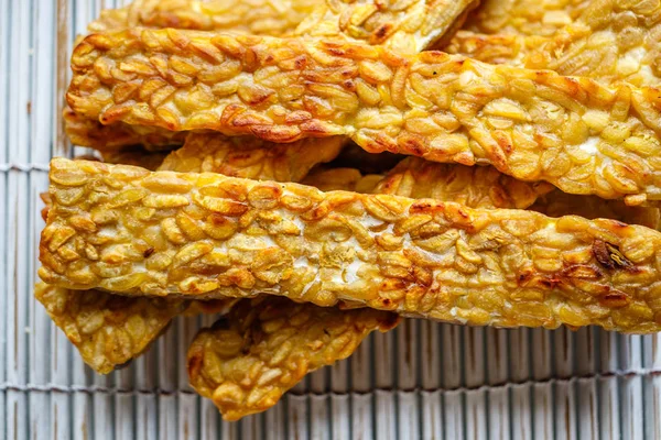 Kızarmış Tempe, Endonezya soya ürün parçaları. Üstten görünüm. Yakın çekim. 