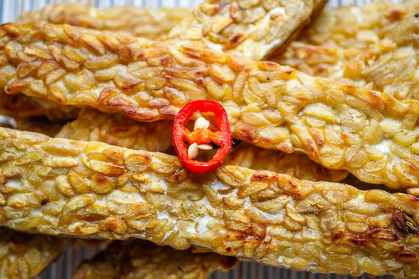Fried Tempe ile dekore edilmiş soğuk dilimlenmiş. Üstten görünüm. Yakın çekim.