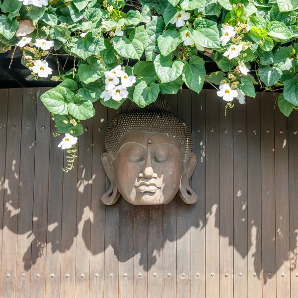 Cabeza Buda Madera Tallada Pared Madera Decorada Con Plantas Flor — Foto de Stock