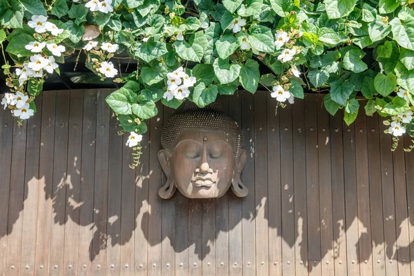 Cabeza Buda Madera Tallada Pared Madera Decorada Con Plantas Flor — Foto de Stock