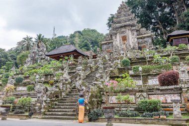 Bali dili kadın kebaya ve Malaya peştemâli Pura Kehen, Bangli Regency, Bali, Endonezya Bali dili Hindu Tapınağı, teklifleri bırakarak
