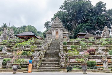 Bali dili kadın kebaya ve Malaya peştemâli Pura Kehen, Bangli Regency, Bali, Endonezya Bali dili Hindu Tapınağı, teklifleri bırakarak