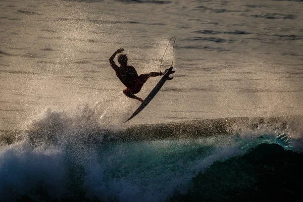 Surfer Gör Luften Bakåt Uluwatu Solnedgången Extrema Sporter Livsstil Bali — Stockfoto