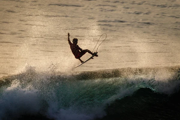 Surfer Robi Wstecznego Powietrza Uluwatu Zachodzie Słońca Sporty Ekstremalne Styl — Zdjęcie stockowe
