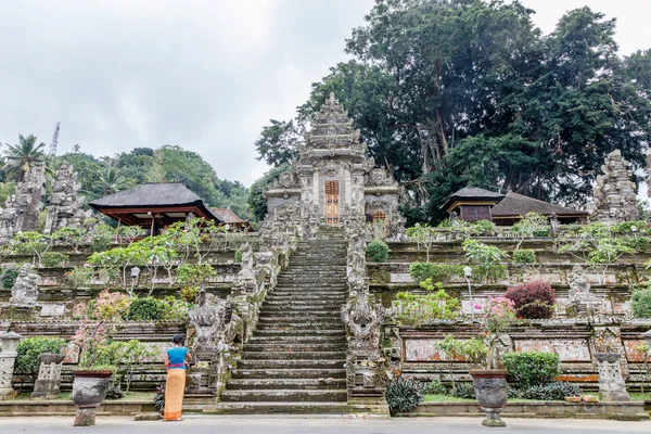 Balinesische Frau Kebaya Und Sarong Beim Verlassen Von Opfergaben Pura — Stockfoto