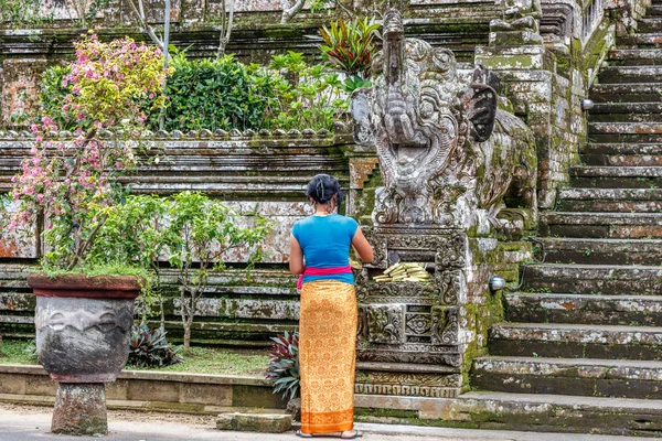 Donna Balinese Kebaya Sarong Lasciando Offerte Pura Kehen Tempio Indù — Foto Stock