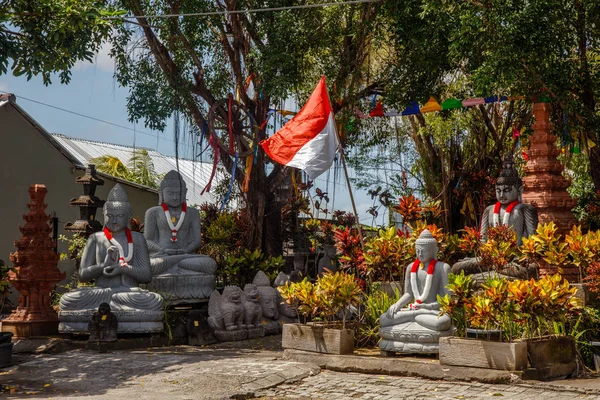 Estátuas Pedra Budas Sentados Com Guirlandas Cores Vermelhas Brancas Bandeira — Fotografia de Stock