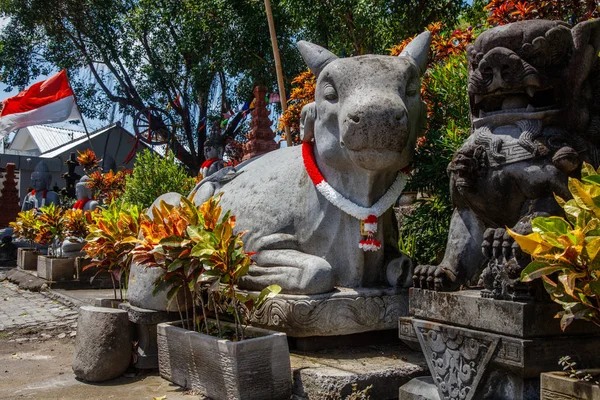 Estatua Piedra Vaca Grande Con Una Guirnalda Colores Rojo Blanco — Foto de Stock