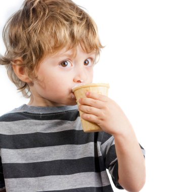 sevimli çocuk izole stüdyoda dondurma yeme .