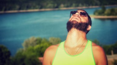 Delikanlı Nehri yakınında güneş gözlüğü .