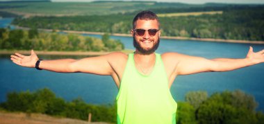 Delikanlı Nehri yakınında güneş gözlüğü .