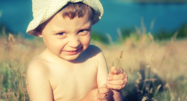 Nehir çimlere oynayan bebek .