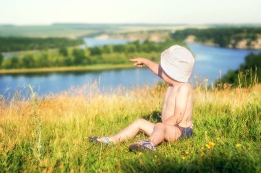 Nehir çimlere oynayan bebek .