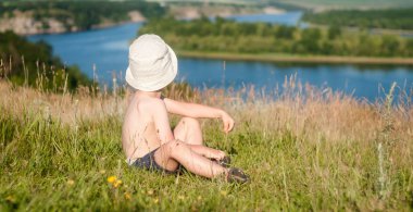 Nehir çimlere oynayan bebek .