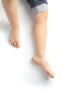 Beyaz arka plan üzerinde izole küçük bebeğin sevimli ayaklar .