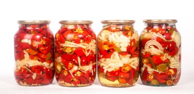 Beyaz arka planda izole edilmiş cam kavanozlarda konserve sebze koleksiyonu .