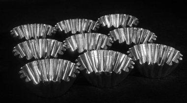 Siyah bir arka plan üzerinde pişirme için metalik formları .