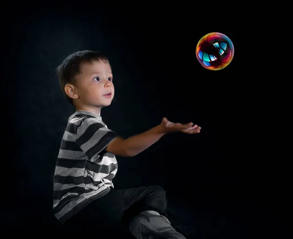 Giovane Adorabile Anno Vecchio Ragazzo Giocare Con Bolle Isolato Nero — Foto Stock