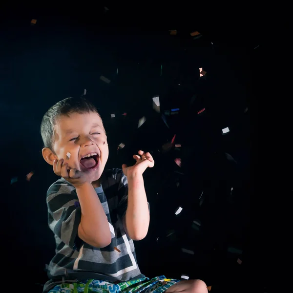 Niño Divirtiéndose Celebrando Cumpleaños Emociones Positivas — Foto de Stock