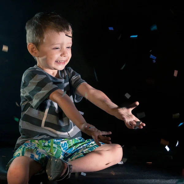 Niño Divirtiéndose Celebrando Cumpleaños Emociones Positivas — Foto de Stock