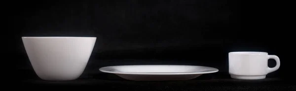 Белая Тарелка Кружкой Черном Фоне — стоковое фото